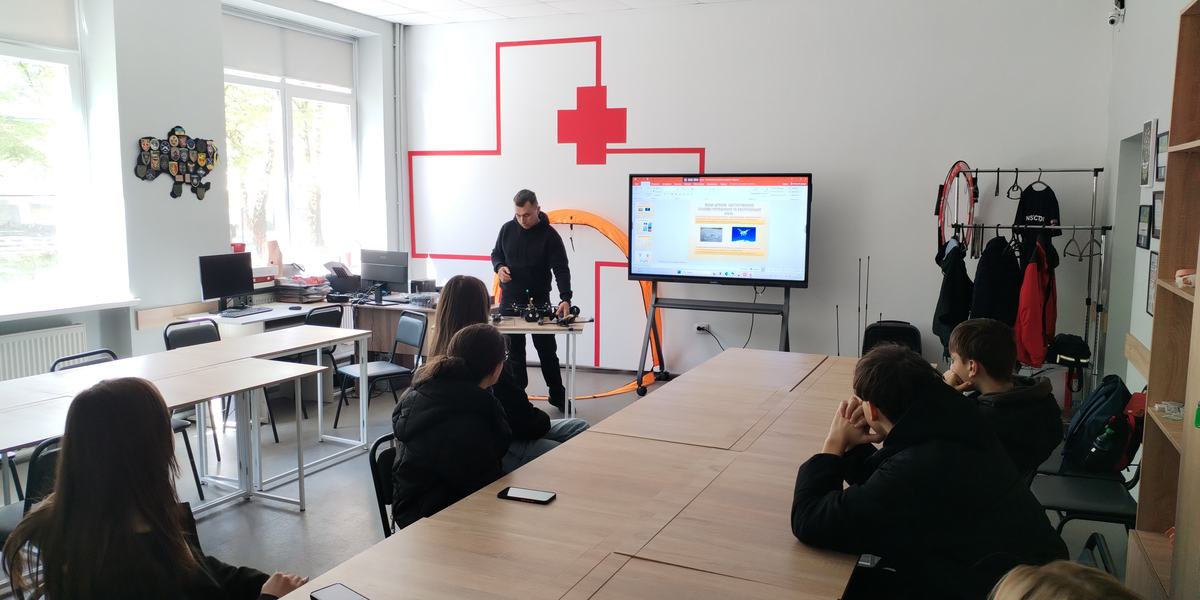 Участь студентів в ознайомчому занятті з основ безпілотних літальних апаратів (БПЛА)