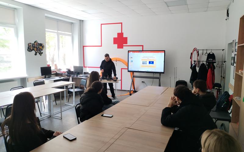 Участь студентів в ознайомчому занятті з основ безпілотних літальних апаратів (БПЛА)